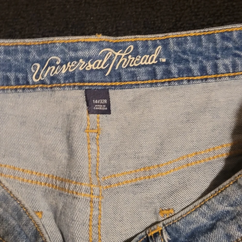 Medium wash high rise shorties - Picture 4 of 10